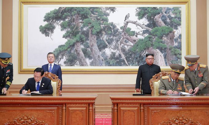 지난 2018년 9월 19일 평양 백화원 영빈관에서 문재인 대통령과 김정은 국무위원장이 임석한 가운데 송영무 국방부 장관과 북한 노광철 인민무력상이 판문점 선언 이행을 위한 군사 분야 합의문에 서명하고 있다. 연합뉴스