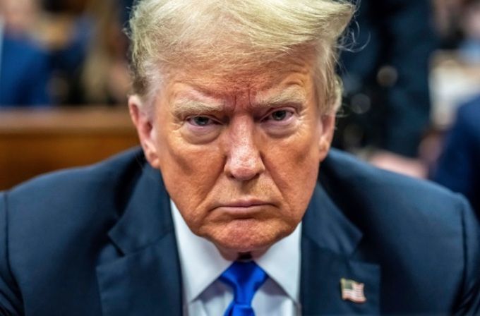 도널드 트럼프 전 미국 대통령이 이른바 ‘입막음 돈’ 사건 재판에 출석해 피고인석에 앉아 있다. 이 사건 배심원단은 트럼프에 유죄 평결을 내렸다. AP연합뉴스