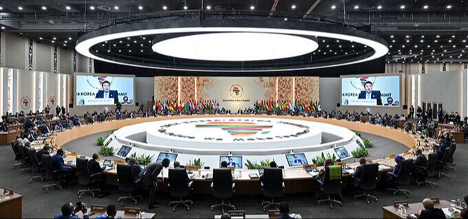 ‘함께 만드는 미래로’ 윤석열 대통령이 24일 경기 일산 한·아프리카 정상회의장에서 개회사를 통해 아프리카 48개참가국 정상 및 대표를 향해 환영 인사를 하고 있다. 대통령실 제공