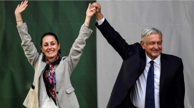 지지자 앞에서 손 흔드는 로페스 오브라도르 멕시코 대통령(오른쪽)과 셰인바움 당선인. AFP연합뉴스