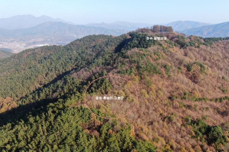 전북 장수군 침령산성 동북쪽 산줄기에 위치한 ‘장수 춘송리 무덤군’ 위치(원안). 장수군 제공