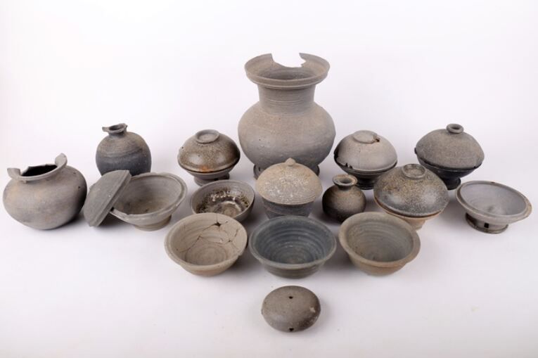 전북 장수군 침령산성 동북쪽 산줄기에 위치한 ‘장수 춘송리 무덤군’ 4호분에서 출토한 토기류. 맨 앞이 흙으로 만든 작은 구슬인 토령이다. 장수군 제공