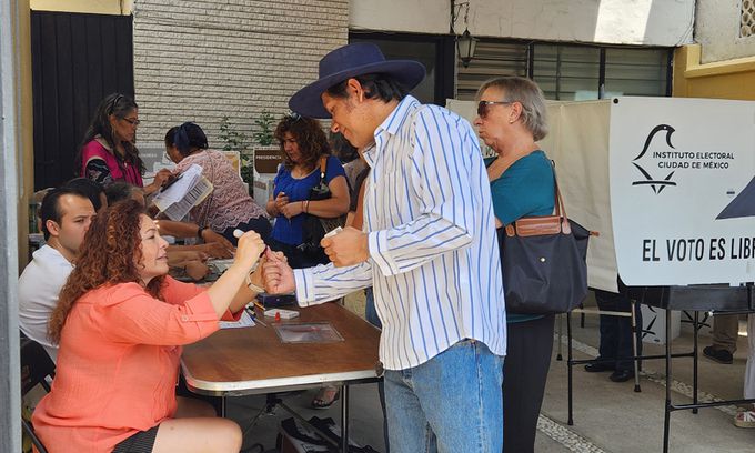 멕시코 멕시코시티의 한 투표소에서 2일(현지시간) 투표를 마친 유권자가 엄지 손가락에 투표 인증 표시를 받고 있다. 멕시코시티=이민경 기자