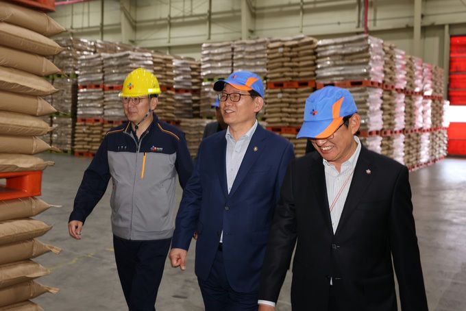 고광효 관세청장(가운데)이 4일 오후 CJ제일제당 인천공장을 방문하여 생산시설을 둘러보고 있다. 관세청