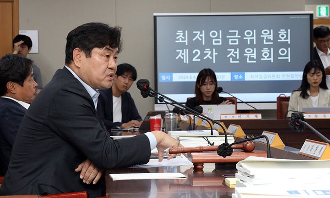 이인재 최저임금위원회 위원장이 4일 정부세종청사에서 최저임금위원회 제2차 전원회의를 마친 뒤 열린 기자간담회에서 발언하고 있다. 연합뉴스