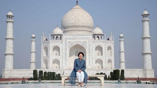 모디 인도 총리의 공식 초청으로 인도를 방문 중인 문재인 대통령 부인 김정숙 여사가 인도 우타르프라데시 주 아그라의 타지마할을 방문해 기념촬영을 하고 있다. 연합뉴스