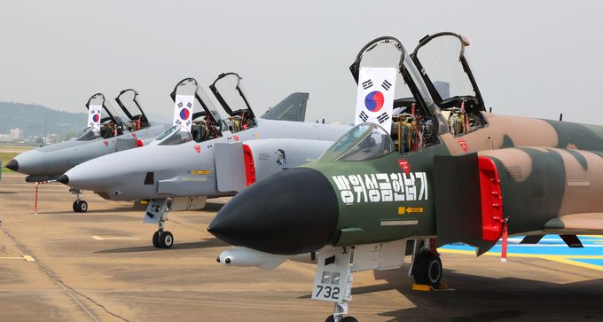 5일 경기 수원시 공군 제10전투비행단에서 열린. F-4 미디어데이 행사에서 퇴역을 앞둔 F-4들이 도열해있다. 연합뉴스