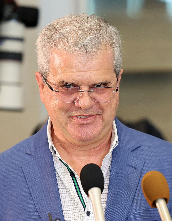 포항 앞바다에 대규모 석유·가스 매장 가능성이 있다고 분석한 미국 심해 기술평가 기업 액트지오의 대표 비토르 아브레우 박사가 5일 인천국제공항을 통해 입국해 취재진과 질의응답을 하고 있다. 아브레우 박사는 방한 기간 중 석유공사에 자문을 제공하고 별도 기자회견을 통해 광구평가 관련 사항을 설명할 예정이다. 인천공항=뉴시스