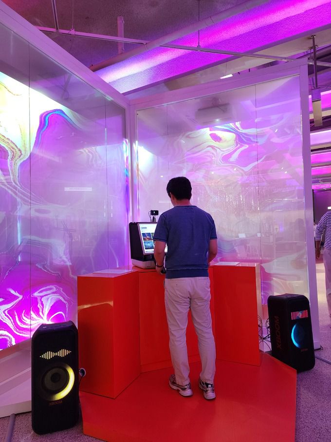 그라운드220에서 DJ 체험을 하고 있는 모습. 음악 생성 AI 프로그램을 LG전자의 라이프스타일 스크린 ‘스탠바이미 고’, 스피커 ’엑스붐 360’ 등을 이용해 경험해볼 수 있다.