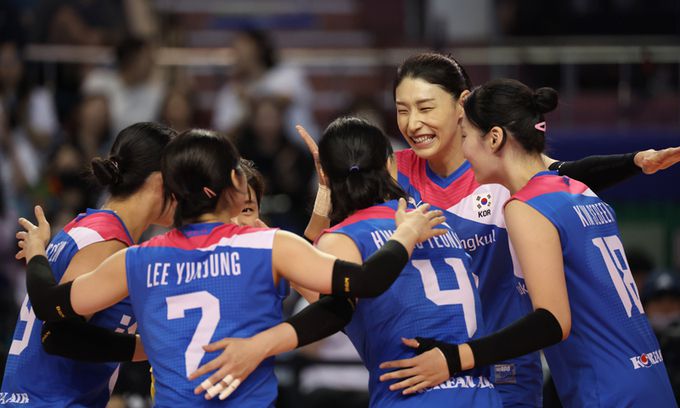 8일 서울 송파구 잠실 실내체육관에서 열린 김연경의 국가대표 은퇴 경기 '팀 대한민국'과 '팀 코리아'의 대결. '팀 대한민국' 김연경이 동료와 환호하고 있다. 연합뉴스