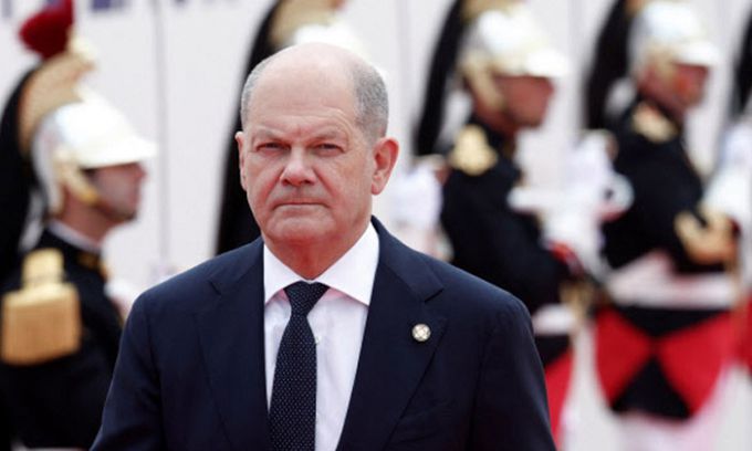 올라프 숄츠 독일 총리가 6일(현지시간) 프랑스 북부 노르망디 해변에서 프랑스군 의장대의 영접을 받으며 노르망디 상륙작전 80주년 국제 기념식 행사장에 입장하고 있다. 로이터연합뉴스