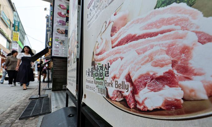 “외식하기 무섭네” 11일 서울 중구 명동의 한 음식점 앞에 세워진 메뉴 안내판에 삼겹살 사진이 큼지막하게 담겨 있다. 이 식당 메뉴 안내판에 가격이 적혀 있지 않았지만, 이날 서울의 삼겹살 1인분(200g) 평균 가격이 사상 처음으로 2만원을 넘었다는 통계가 공개되면서 고물가 시대 서민 가계부담 가중을 우려하는 목소리가 커졌다. 뉴스1