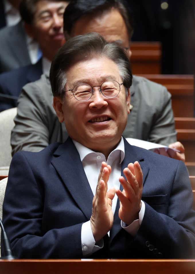 이재명 더불어민주당 대표가 11일 오전 서울 여의도 국회에서 열린 의원총회에서 박찬대 원내대표 발언을 들으며 박수치고 있다. 뉴시스