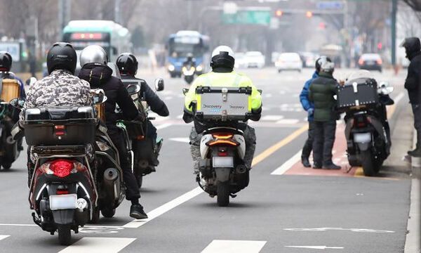서울도심을 달리는 배달 대행 오토바이들. 연합뉴스