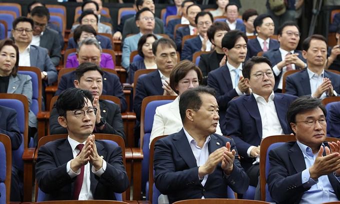 11일 서울 여의도 국회에서 열린 의원총회에서 '우원식 국회의장 사퇴촉구 결의안'을 국민의힘 의원들이 박수로 통과시키고 있다. 뉴시스