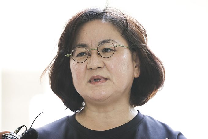 고 박주원 양의 어머니 이기철씨가 11일 서울 서초구 서울중앙지방법원에서 열린 학교폭력 피해자 사건에 여러 차례 불출석해 패소하게 된 권경애 변호사(58·사법연수원 33기)를 상대로 낸 소송의 1심 선고를 마친 뒤 법정에 나와 심경을 밝히고 있다. 이날 서울중앙지법 민사85단독(판사 노한동)은 학교폭력 피해자 고(故) 박주원양의 어머니 이기철씨가 권 변호사와 A법무법인 등을 상대로 낸 손해배상청구 소송에서 “권 변호사와 법무법인은 공동으로 5000만원을 원고에게 지급하라”며 원고 일부승소 판결했다. 뉴시스