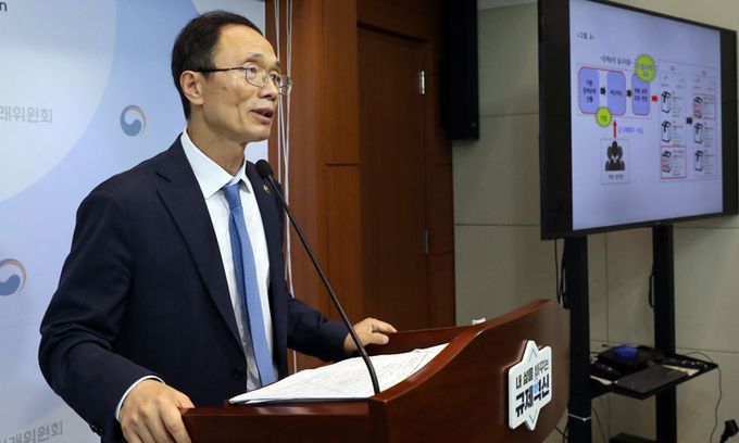 조홍선 공정거래위원회 부위원장이 13일 세종시 정부세종청사에서 쿠팡(주) 및 씨피엘비(주)의 위계에 의한 고객유인 행위 및 제재 내용을 발표하고 있다. 공정거래위원회는 쿠팡㈜ 및 씨피엘비㈜에 시정명령과 함께 과징금 1,400억 원을 부과하고 검찰에 고발하기로 결정했다고 밝혔다. 뉴스1