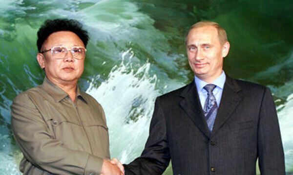 블라디미르 푸틴 러시아 대통령이 2000년 7월 평양을 방문해 김정일 국방위원장과 만난 모습. 연합뉴스