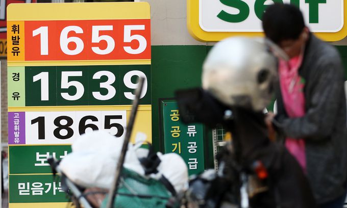 지난 13일 서울의 한 주유소 모습. 뉴스1