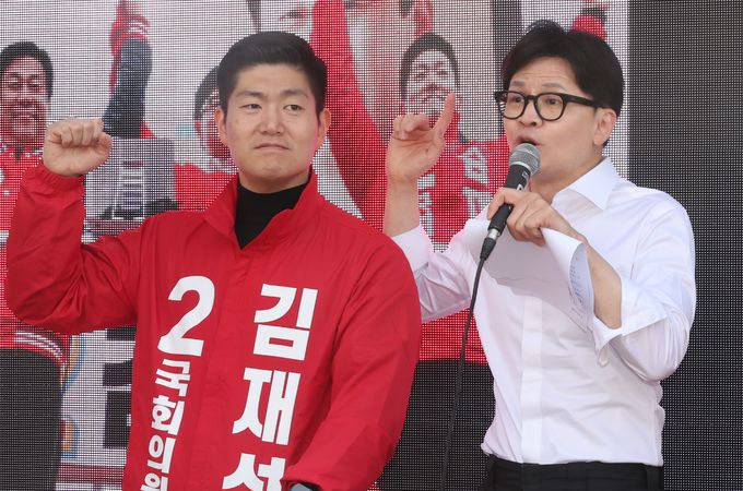 한동훈 전 국민의힘 비상대책위원장(왼쪽), 김재섭 의원. 연합뉴스