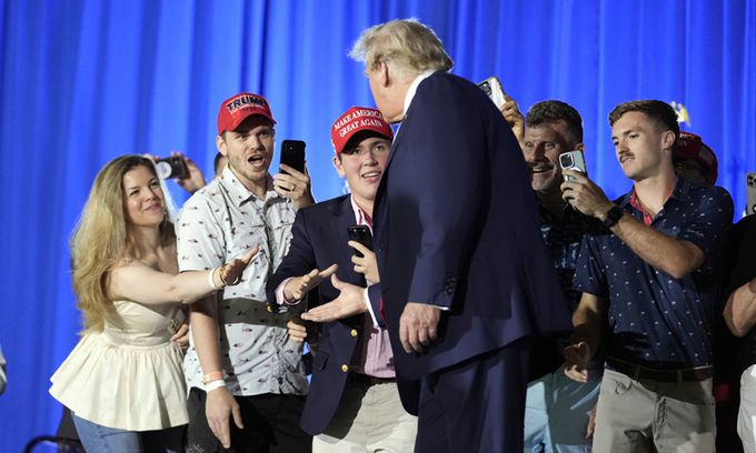 미국 공화당 대선 후보인 도널드 트럼프 전 미국 대통령이 지난 14일(현지시각) 플로리다주 웨스트 팜비치에서 열린 본인의 78세 생일 축하 행사에 참석해 지지자들과 인사하고 있다. AP뉴시스