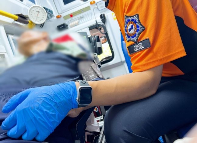 이송되는 응급환자 A씨. 연합뉴스(함박종합사회복지관 제공)