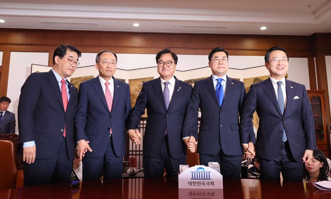 우원식 국회의장(왼쪽 세 번째)이 17일 서울 여의도 국회에서 원 구성과 관련해 회동하고 있다. 왼쪽부터 국민의힘 배준영 원내수석부대표, 추경호 원내대표, 우원식 국회의장, 더불어민주당 박찬대 원내대표, 박성준 원내수석부대표. 연합뉴스