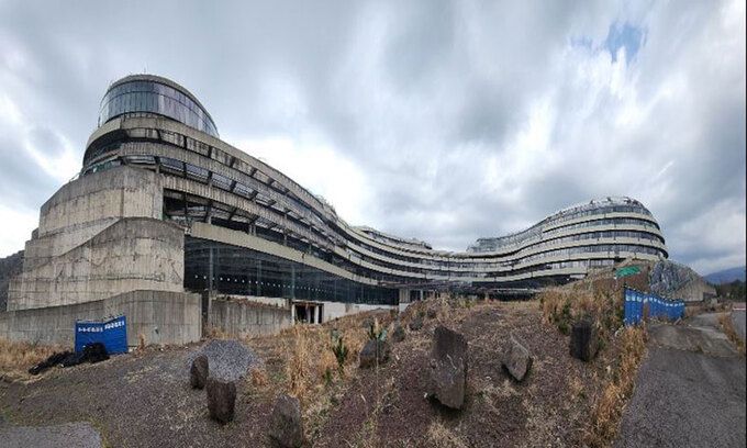 지난해 공사가 중단된 상태에서 찍은 사진. 중국 녹지그룹이 짓는 이 호텔은 2014년 10월 착공했으나 중국 정부의 해외투자 제한 정책 여파로 2017년 6월 공정률 61%에서 공사가 중단됐다. JDC 제공