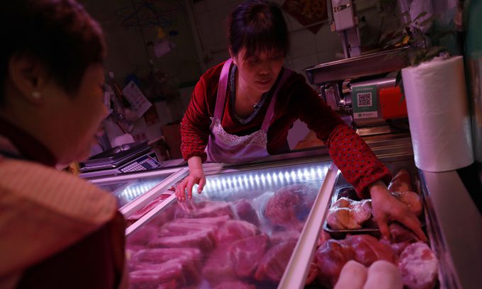 중국 베이징의 한 시장에서 상인이 돼지고기를 판매하고 있다. EPA연합뉴스