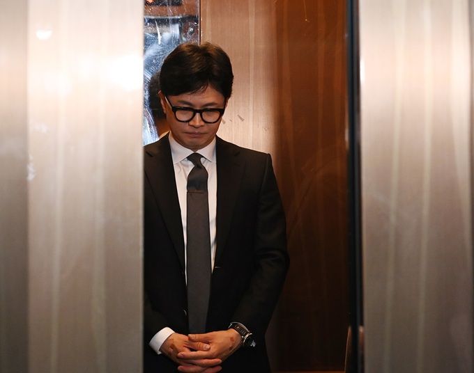 지난 4월11일 당시 한동훈 국민의힘 비상대책위원장이 서울 여의도 중앙당사에서 제22대 국회의원 총선거 관련 입장을 발표한 뒤, 엘리베이터에 탑승하고 있다. 뉴시스