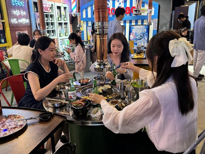 대학생 부 띠 땀 씨가 친구들과 한국식당에서 과일소주를 즐기고 있다. 사진=하노이 공동취재단