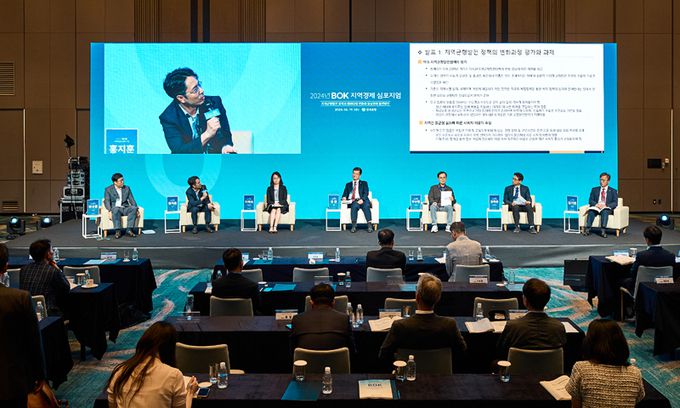 19일 부산 해운대구 시그니엘호텔에서 '2024년 BOK 지역경제 심포지엄' 종합토론이 열리고 있다. 왼쪽부터 정성문 동아대학교 교수, 홍지훈 부산대학교 교수, 이미숙 국립창원대학교 교수, 김웅 한국은행 부총재보, 주수현 부산연구원 선임연구위원, 심재운 부산상공회의소 경제정책본부장, 김기원 한국은행 부산본부장. 한국은행 제공