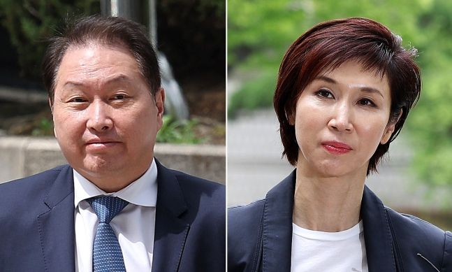 최태원(왼쪽 사진) SK그룹 회장과 노소영 아트센터 나비 관장이 지난 4월 16일 서울 서초구 서울고법에서 열린 이혼 소송 항소심 2차 변론에 출석하고 있다. 뉴스1