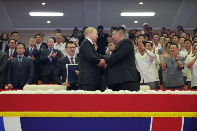 북한 노동당 기관지 노동신문은 20일 블라디미르 푸틴 러시아 대통령을 위한 '환영 공연'이 전날 평양체육관에서 열렸다고 보도했다. 김정은 총비서가 푸틴 대통령과 함께 공연을 관람했다. 평양 노동신문=뉴스1