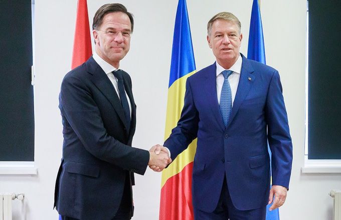 마르크 뤼터 네덜란드 총리(왼쪽)와 클라우스 요하니스 루마니아 대통령. 두 사람은 차기 나토 사무총장 자리를 놓고 경합했으나 최근 요하니스 대통령이 도전 의사를 철회하면서 뤼터 총리가 나토를 이끌 새 수장으로 확정됐다. SNS 캡처