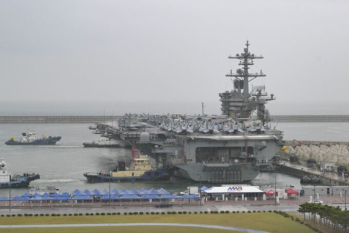 미 해군 핵추진항공모함 시어도어 루즈벨트호가 22일 부산 해군작전기지에 입항하고 있다. 해군 제공