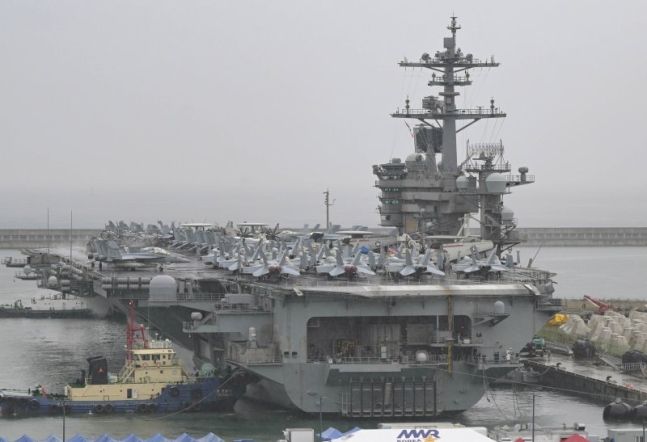 22일 오전 미해군 제9항모강습단 소속 항공모함 시어도어 루즈벨트함(Theodore Roosevelt)이 부산작전기지에 입항하고 있다. 해군작전사 제공
