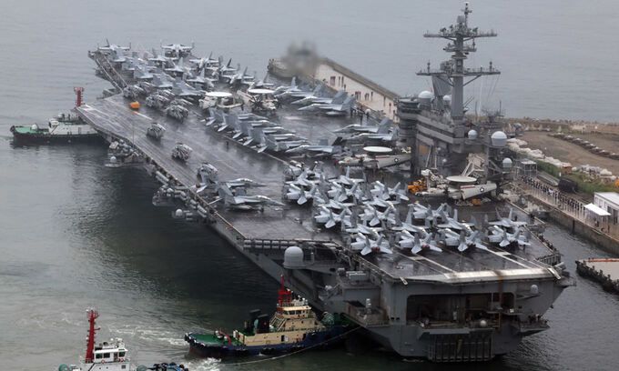 ‘프리덤 에지’ 참가 미 해군의 핵추진항공모함 시어도어 루스벨트호가 22일 오전 부산 해군작전사령부 부산작전기지에 입항했다.