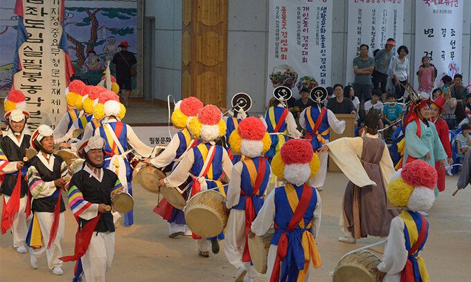 제23회 전주세계소리축제 개막 무대를 장식할 임실 필봉농악의 흥겨운 연주 모습.