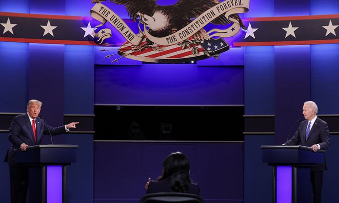 2020년 10월 22일(현지시간) 도널드 트럼프 당시 미국 대통령과 조 바이든 민주당 대선 후보가 테네시주 내슈빌의 벨몬트 대학 교정에서 열린 TV토론회에 참석하고 있다. EPA연합뉴스