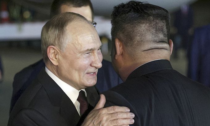 블라디미르 푸틴 러시아 대통령(왼쪽)이 지난 19일 새벽 북한 평양의 순안국제공항에 도착해 영접 나온 김정은 북한 국무위원장과 인사를 나누고 있다.AP뉴시스