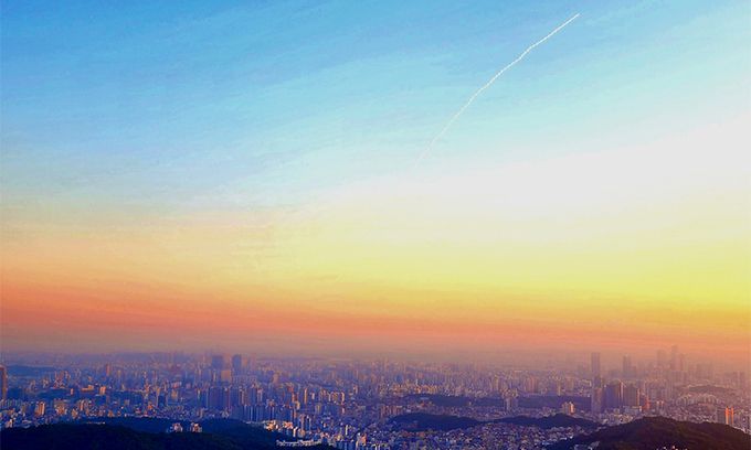 북한이 동해상으로 탄도미사일로 추정되는 발사체를 발사한 가운데 26일 아침, 서울 관악산 국기봉 인근에서 북한이 발사한 탄도미사일 항적운으로 추정되는 미사일 궤적이 포착됐다. 뉴스1