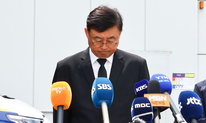25일 화성시 서신면 리튬전지 공장인 아리셀에서 박순관 에스코넥 대표가 23명의 사망자를 낸 사고가 발생한 것에 대해 고개 숙여 사과하고 있다. 공동취재사진