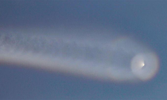 26일 오전 5시31분께 인천시 옹진군 대연평도 앞 바다 상공에 북한 탄도미사일 추정 항적운이 길게 뻗어 있다. 연합뉴스