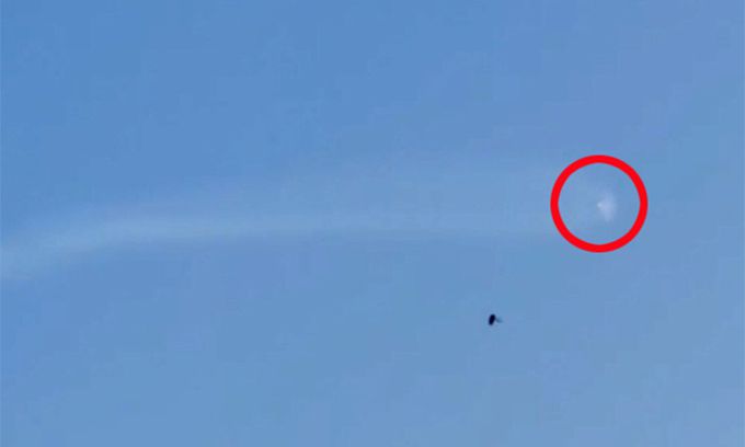 북한이 동해상으로 탄도미사일로 추정되는 발사체(빨간 원안)를 발사한 가운데 26일 오전 5시31분쯤 중랑구 면목동 사가정역 인근에서 북한이 발사한 탄도미사일 항적운으로 추정되는 미사일이 날아가고 있다. 뉴스1