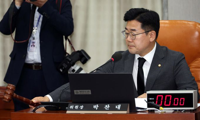 지난 21일 박찬대 국회운영위원장이 서울 여의도 국회에서 열린 국회운영위원회 전체회의에서 의사봉을 두드리고 있다. 뉴시스