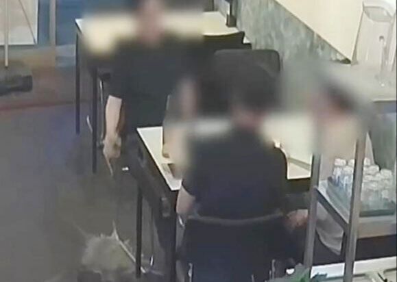 대구 한 치킨집에서 남성이 고의로 맥주를 바닥에 쏟고 있다. '아프니까 사장이다' 카페 캡처