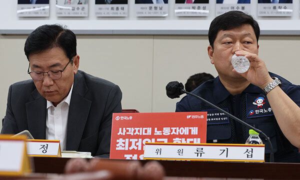 27일 세종시 정부세종청사에서 열린 최저임금위원회 제6차 전원회의서 류기섭 근로자 위원이 물을 마시고 있다. 왼쪽은 류기정 사용자 위원. 뉴시스
