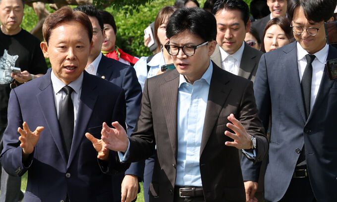 국민의힘 한동훈 당대표 후보가 28일 부산 남구 유엔기념공원을 방문, 전몰장병묘역을 둘러보고 있다. 뉴시스