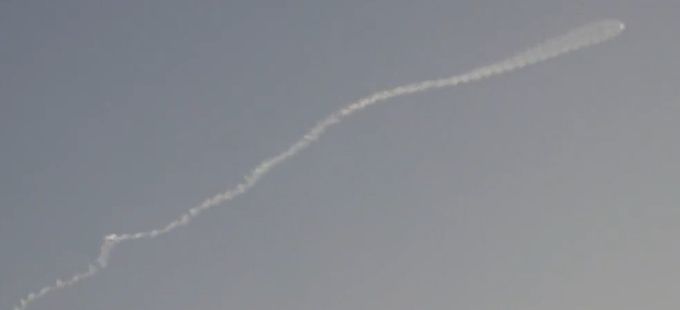 합동참모본부는 지난 26일 북한의 탄도미사일 발사와 관련해 비행 초기부터 비정상적인 움직임을 보이며 공중 폭발했다고 28일 밝혔다. 사진은 미사일이 지그재그로 날며 비정상비행한 흔적. 합참 제공